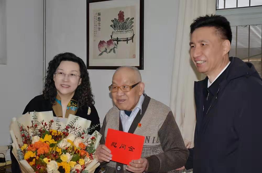 濟(jì)南產(chǎn)發(fā)集團(tuán)黨委副書記、總經(jīng)理黃蓓走訪慰問離休老干部、老黨員